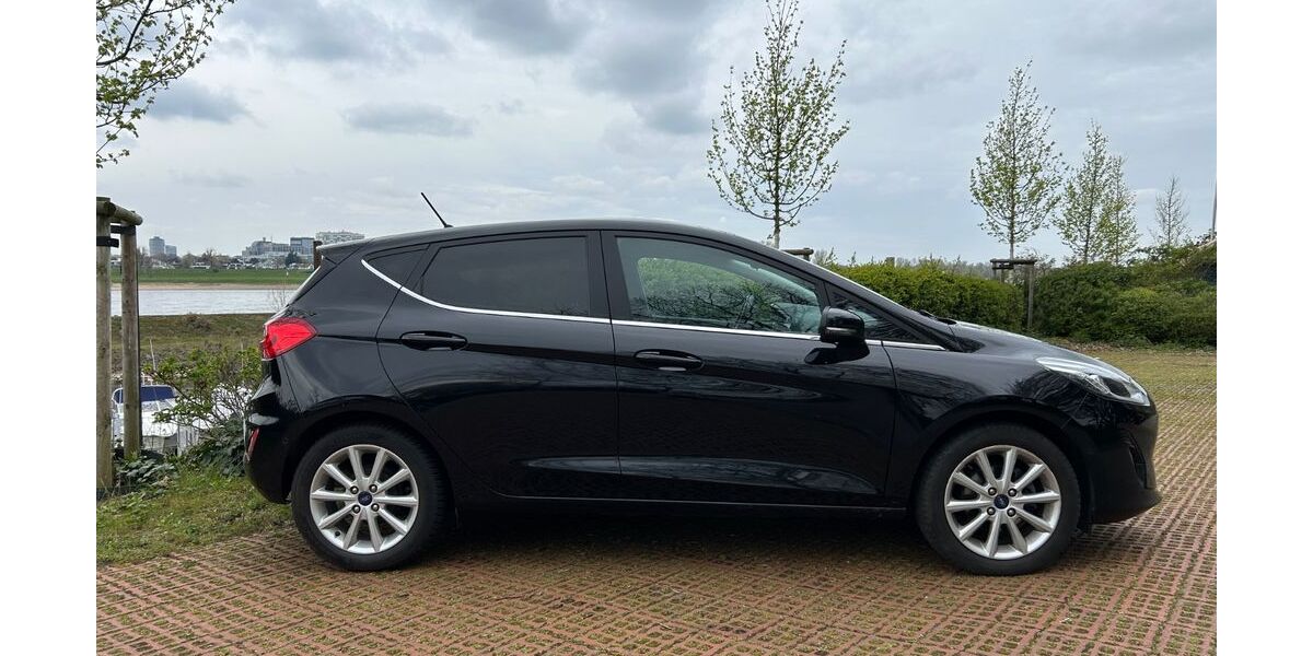 Ford Fiesta 79.350 km 8.250 &euro; Düsseldorf 40476